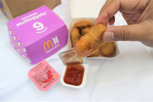 Chicken mcnugget The BTS Meal dengan cocolan saus sweet chilli Foto: Balqis Tsabita Azkiya/kumparan