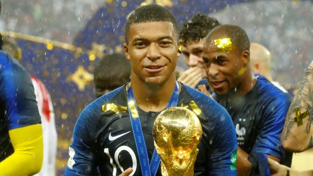 Mbappe angkat trofi Piala Dunia. (Foto: REUTERS/Kai Pfaffenbach)