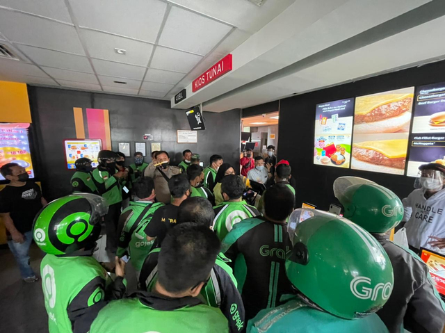 Kerumuman pengemudi ojek online atau ojol saat mengantre membeli promo di resto makanan cepat saji. Foto: Rahmat Utomo/kumparan