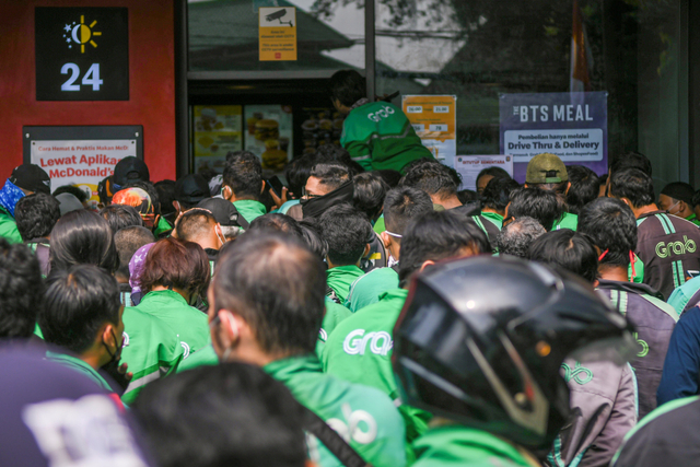 Pengemudi ojek daring memadati gerai McDonalds Raden Saleh di Jakarta, Rabu (9/6/2021). Foto: Galih Pradipta/Antara Foto