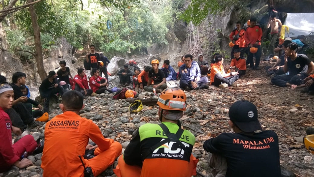 Petugas menemukan pendaki bernama Eva yang hilang di Gunung Abbo, Maros, Sulawesi Selatan, Rabu (9/6). Foto: Dok. Istimewa