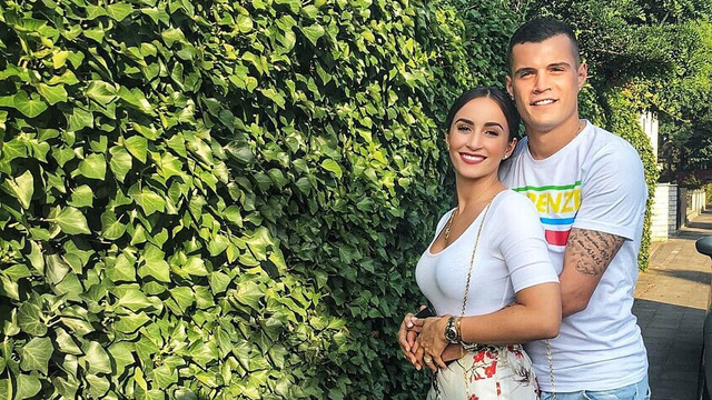 Kemesraan gelandang Timnas Swiss, Granit Xhaka dengan sang istri Leonita Lekaj. (Foto: Instagram @leonita.x)