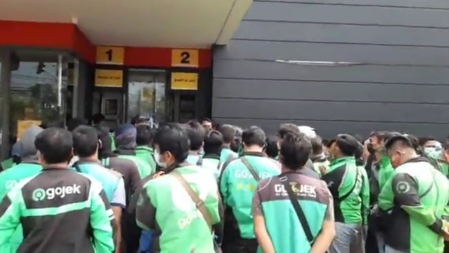 Polisi menjaga antrean ojol di McDonald Ciceri, Kota Serang. Foto: Dok. Istimewa