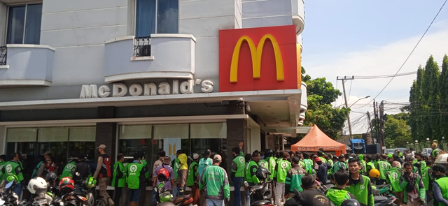 Puluhan ojol yang di gerai McDonald's Palembang. (foto: Abdul Toriq/Urban Id)