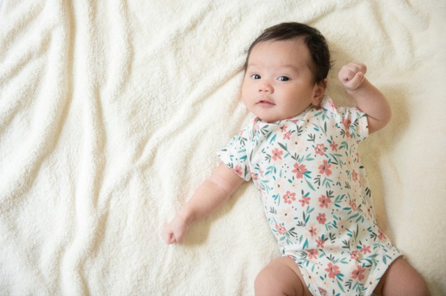 Ilustrasi perkembangan bayi 2 bulan (Sumber : Freepik)