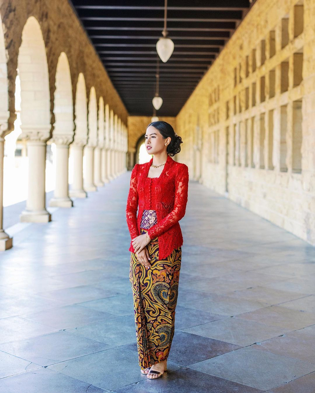Tampilan Maudy Ayunda saat Wisuda di Stanford, Memukau Pakai Kebaya & Kain. Foto: Instagram @maudyayunda