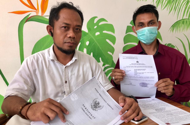 Kuasa hukum pelapor saat memberikan keterangan pers. Foto: Samsul Hi Laijou/cermat