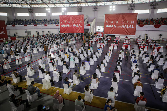 Sejumlah warga mengikuti vaksinasi massal di Sport Center Kelapa Dua, Kabupaten Tangerang, Banten, Rabu (9/6/2021). Foto: Fauzan/Antara Foto