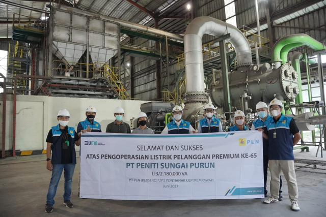 Selebrasi penyalaan listrik PLN di PT Peniti Sungai Purun. Foto: Dok. PLN Kalbar