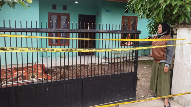 SEORANG warga menunjukkan lokasi terkuburnya Siti Hamidah di septic tank depan rumahnya dengan kondisi sedang hamil 6 bulan, Rabu (9/6/2021). 