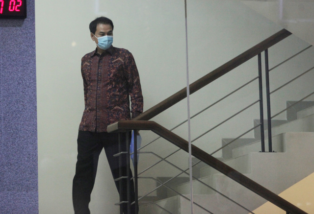 Wakil Ketua DPR Azis Syamsuddin berjalan meninggalkan Gedung Merah Putih KPK usai menjalani pemeriksaan di Jakarta, Rabu (9/6/2021). Foto: Reno Esnir/Antara Foto