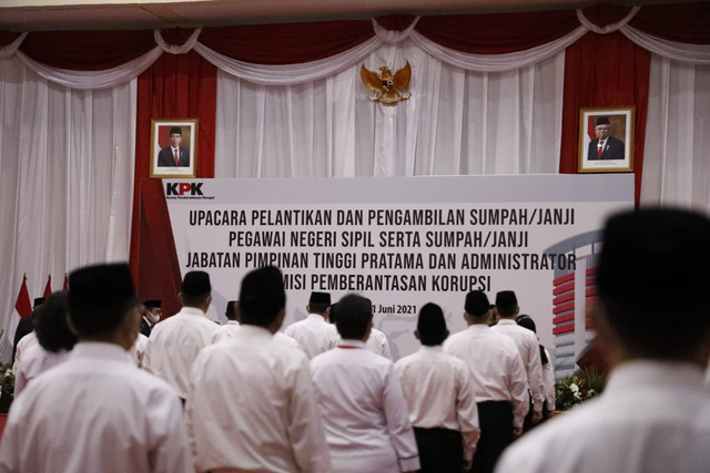 Pelantikan dan pengambilan sumpah/janji jabatan Pegawai KPK menjadi ASN. Sumber: Twitter (@KPK_RI)