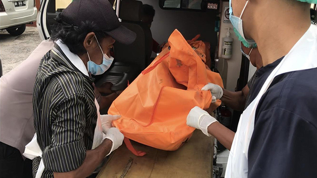 EVAKUASI jasad Siti Hamidah, perempuan sedang hamil 6 bulan yang ditemukan terkubur di dalam septic tank depan rumahnya, Perumahan Griya Sakti, Jalan Garuda Sakti KM 9, Karya Indah, Tapung, Kampar. 