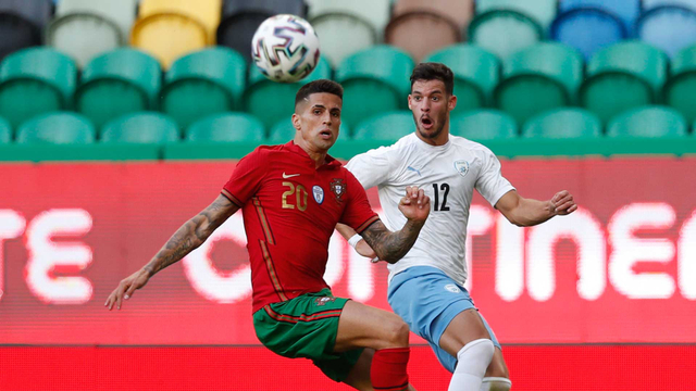 Joao Cancelo dari Portugal beraksi dengan Sun Menachem dari Israel pada pertandingan Persahabatan Internasional di Stadion Jose Alvalade, Lisbon, Portugal - 9 Juni 2021. Foto: Pedro Nunes/REUTERS