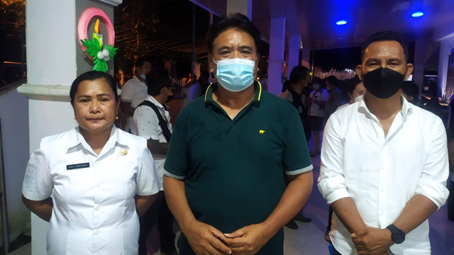 Bupati Sangihe Jabes Gaghana saat mengumumkan pemasangan bendera setengah tiang selama sepekan di Kabupaten Sangihe, sebagai tanda berkabung meninggalnya Wakil Bupati Helmud Hontong