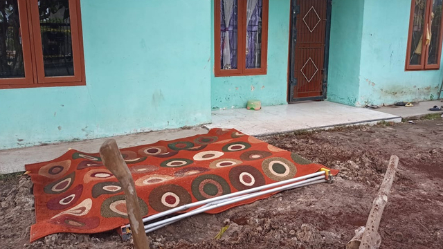 KARPET diletakkan di atas septic tank guna menutupi lubang terkuburnya Siti Hamidah, wanita hamil 6 bulan terkubur. 