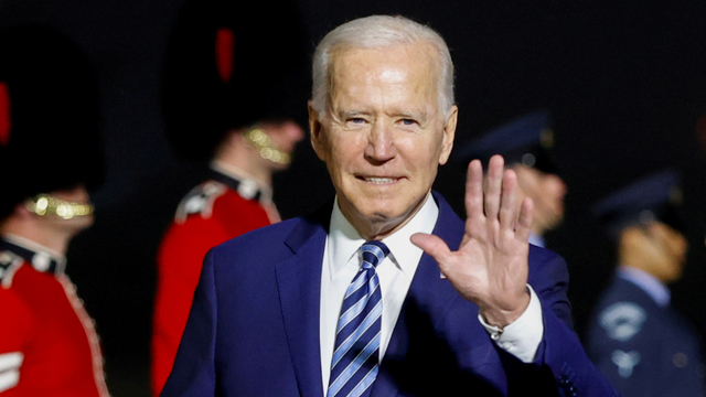 Presiden AS Joe Biden setibanya di Bandara Cornwall Newquay, dekat Newquay, Cornwall, Inggris, Rabu (9/6). Foto: Phil Noble/REUTERS