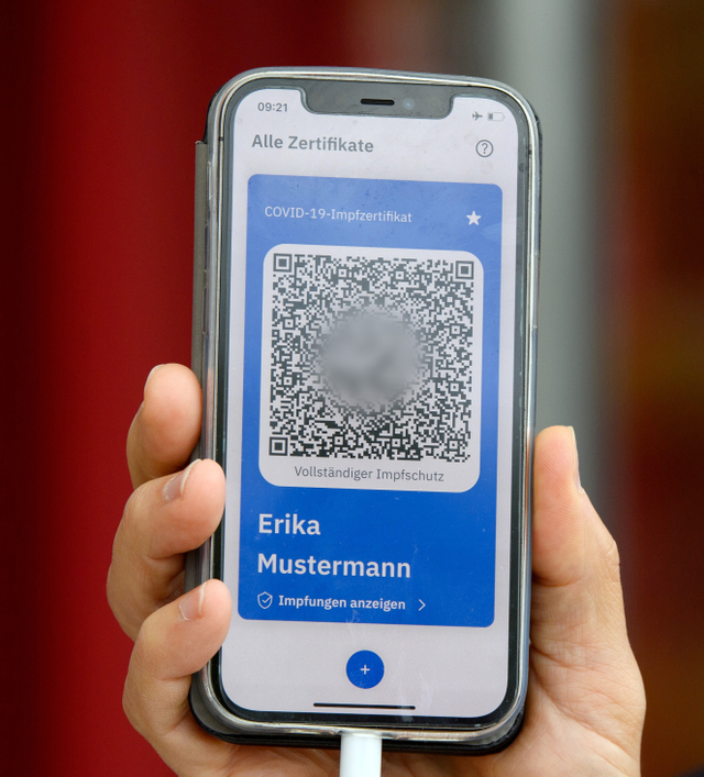 Presentasi paspor vaksinasi COVID-19 digital baru COVPASS di Potsdam, Jerman. Foto: Soeren Stache/Pool/REUTERS