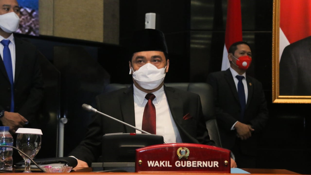 Wakil Gubernur DKI Jakarta Ahmad Riza Patria bersama DPRD DKI menggelar rapat penyampaian 4 Raperda, Rabu (9/6). Foto: PPID DKI Jakarta