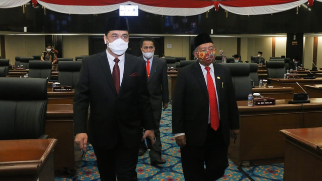Wakil Gubernur DKI Jakarta Ahmad Riza Patria (kiri) bersama DPRD DKI menggelar rapat penyampaian 4 Raperda, Rabu (9/6). Foto: PPID DKI Jakarta