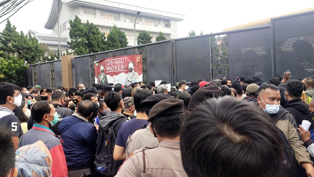 Sejumlah warga dari berbagai wilayah di Bandung Raya mendatangi Grand Ballroom Sudirman, Kota Bandung untuk mengikuti kegiatan Serbuan Vaksinasi pada Kamis (10/4). Foto: Rachmadi Rasyad/kumparan
