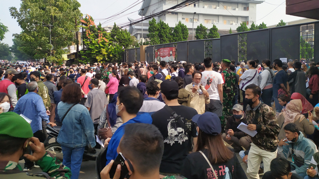 Sejumlah warga dari berbagai wilayah di Bandung Raya mendatangi Grand Ballroom Sudirman, Kota Bandung untuk mengikuti kegiatan Serbuan Vaksinasi pada Kamis (10/4). Foto: Rachmadi Rasyad/kumparan