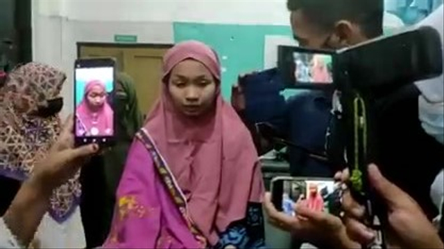 Eva saat memberikan keterangan ke Tim SAR dan wartawan. Foto: Dok. Istimewa
