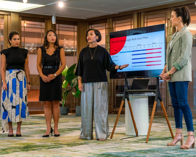 Aksi Paulina Purnomowati saat presentasi dengan tim dalam salah satu episode di "The Apprentice: ONE Championship Edition." Foto: ONE Championship