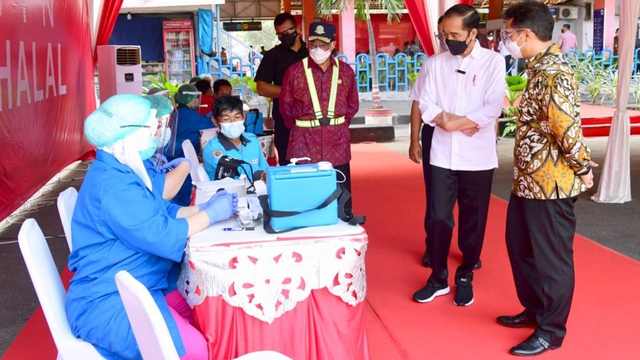 Presiden Joko Widodo didampingi Menhub Budi Karya Sumadi dan Menkes Budi Gunadi Sadikin meninjau vaksinasi corona di Terminal Bus Kampung Rambutan, Jakarta Timur, Kamis (10/6). Foto: Muchlis Jr/Biro Pers Sekretariat Presiden