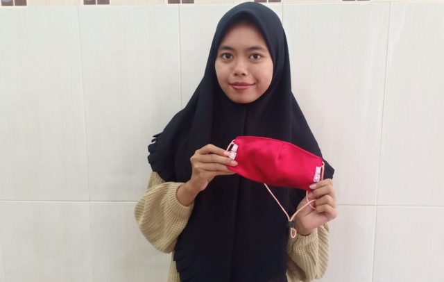 Ima Amalia saat menunjukkan mixed mask yanh digunakan dewasa dan anak-anak. Mixed mask ini lolos Progam Wirausaha Mahasiswa Vokasi (PWMV) tahun 2021 Kemendikbudristek. Foto-foto: Masruroh/Basra