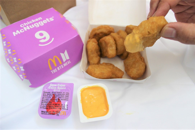 Chicken mcnugget The BTS Meal dengan cocolan saus cajun. Foto: Balqis Tsabita Azkiya/kumparan