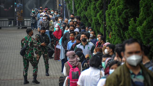 Sejumlah warga antre memasuki gedung untuk menjalani vaksinasi COVID-19 di Sudirman Grand Ballroom, Bandung, Jawa Barat, Kamis (10/6/2021). Foto: Raisan Al Farisi/ANTARA FOTO