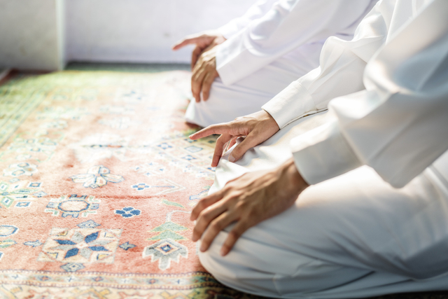 Ilustrasi orang sholat, sumber: www.pixabay.com