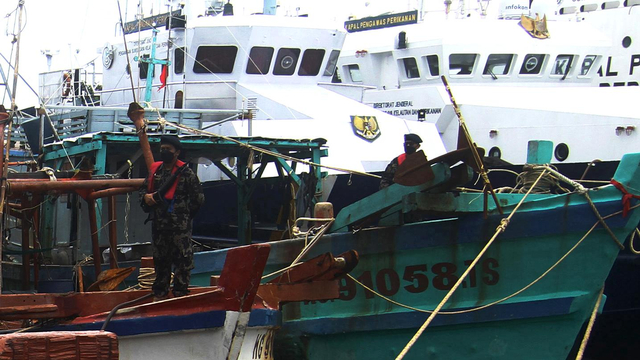 Sejumlah petugas Kapal Pengawas Kementerian Kelautan dan Perikanan (KKP) bersiaga di kapal ikan ilegal hasil tangkapan di Stasiun PSDKP Pontianak. Foto: Jessica Helena Wuysang/Antara Foto