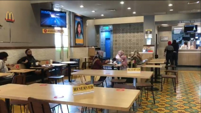 Suasana gerai restoran cepat saji McDonald's di Jalan Sultan Agung, Kota Yogyakarta, Kamis (10/6). Foto: Arfiansyah Panji Purnandaru/kumparan