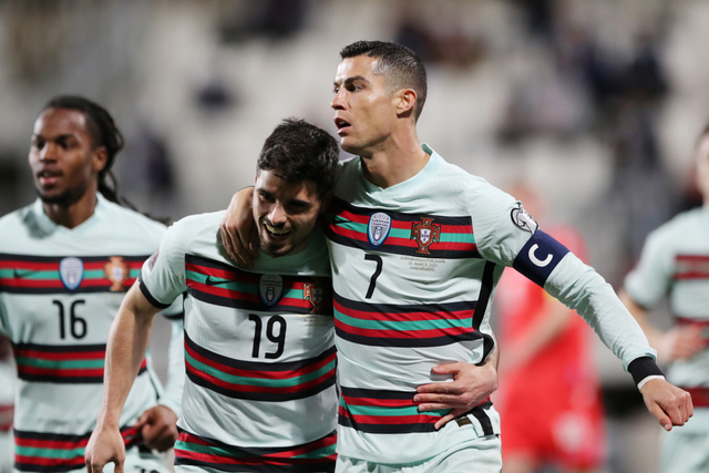 Selebrasi pemain timnas Portugal Cristiano Ronaldo usai mencetak gol ke gawang timnas Luksemburg pada pertandingan kualifikasi piala dunia zona eropa di Stade Josy Barthel, Luksemburg. Foto: Pascal Rossignol/REUTERS