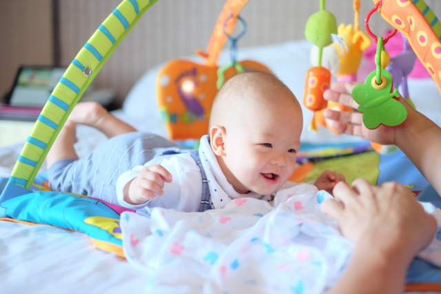 Ilustrasi perkembangan bayi 5 bulan (Sumber : Freepik)