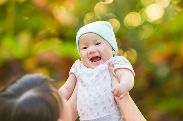 Ilustrasi perkembangan bayi 4 bulan (sumber : Freepik)