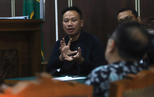 Presenter Vicky Prasetyo saat menjalani sidang kasus pencemaran nama baik di Pengadilan Negeri Jakarta Selatan, Kamis, (10/6). Foto: Ronny
