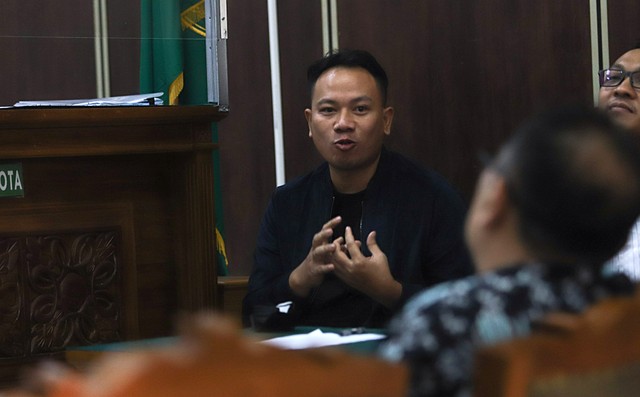 Presenter Vicky Prasetyo saat menjalani sidang kasus pencemaran nama baik di Pengadilan Negeri Jakarta Selatan, Kamis, (10/6). Foto: Ronny