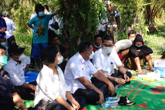 Deputi II Kantor Staf Kepresidenan Abetnego Tarigan saat bertemu masyarakat Suku Anak Dalam di Kabupaten Sarolangun, Jambi. Foto: Ist