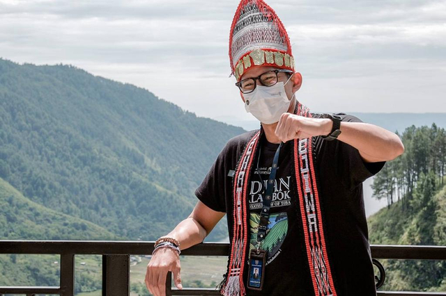 Sandiaga Uno mengunjungi salah satu spot wisata di Danau Toba, Adian Nalambok, Kamis (10/6).  Foto: Dok. Istimewa