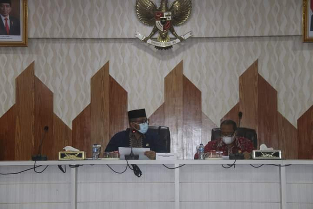 Sekda Provinsi Jambi, Sudirman saat memimpin langsung rapat persiapan penyambutan Gubernur dan Wakil Gubernur Jambi hasil Pilkada Serentak 2020. Foto: Kominfo Jambi