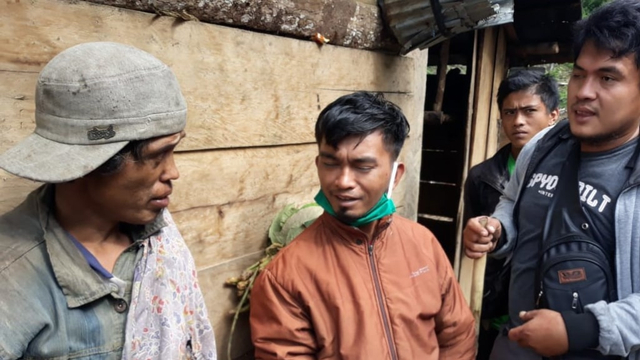 Bongga (kiri) mengaku bertemu 2 orang yang ada di tengah hutan dan sempat berkebun bersama. Foto: Dok. Istimewa/SulbarKini