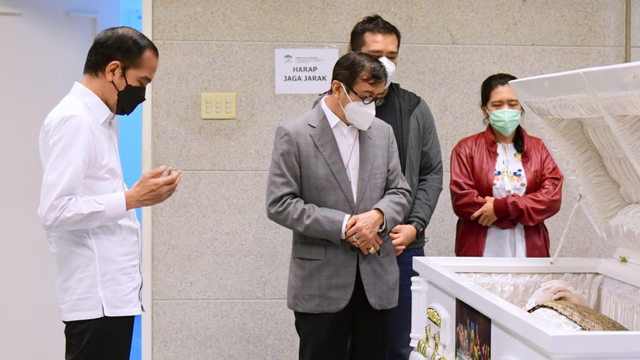 Presiden Joko Widodo melayat mendiang istri Menkumham Yasonna Laoly, Elisye W. Ketaren di Rumah Duka Sentosa, RSPAD Gatot Subroto, Jakarta, Kamis (10/6). Foto: Muchlis Jr/Biro Pers Sekretariat Presiden