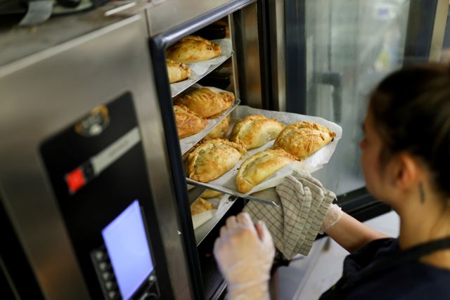Karyawan memanggang adonan pasties Cornish di Ann's Pasties, Helston, Cornwall, Inggris. Foto: Tom Nicholson/REUTERS