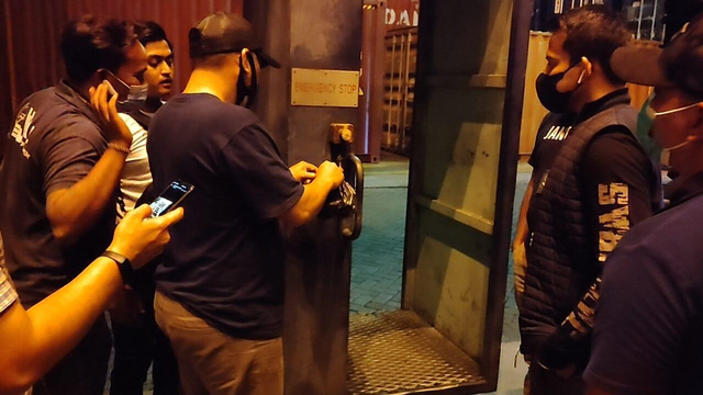 Penangkapan 7 karyawan PT JICT Tanjung Priok yang lakukan pungli. Foto: Polres Pelabuhan Tanjung Priok