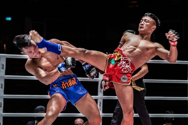 Mongkolpetch Petchyindee Academy (kanan) melayangkan tendangan tinggi pada lawannya. Foto: ONE Championship.