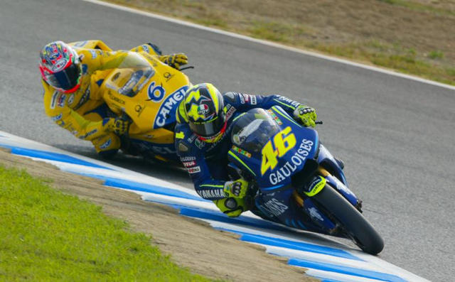 Valentino Rossi dan Makoto Tamada pada tahun 2004. Foto: dok. MotoGP