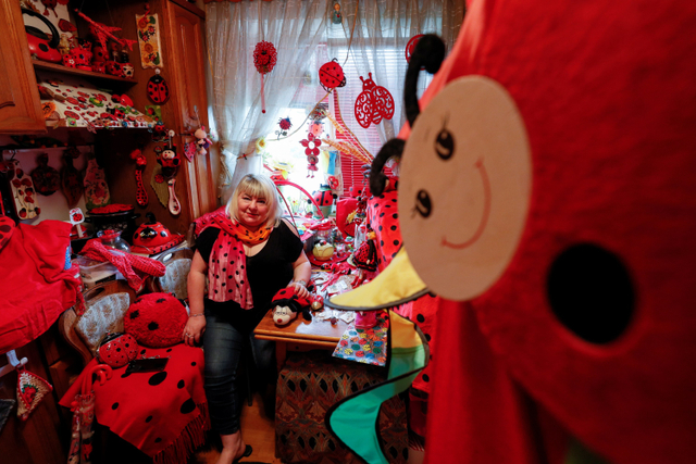 Nadiia Komarova berpose di apartemennya yang dihiasi dengan barang-barang bertema kumbang di Dnipro, Ukraina. Foto: Gleb Garanich/REUTERS